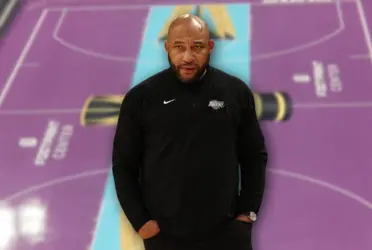 The Lakers are trailing by 8 points at the half and coach Ham continues to show that he doesn't know what he is doing