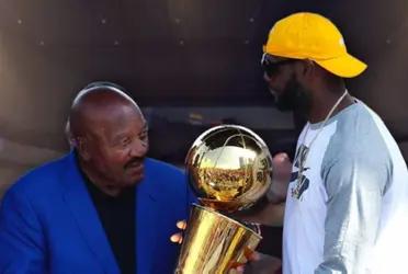 The sporting world has been shocked by the passing of Pro Football Hall of Famer Jim Brown, and Lebron James had an emotional reaction to it